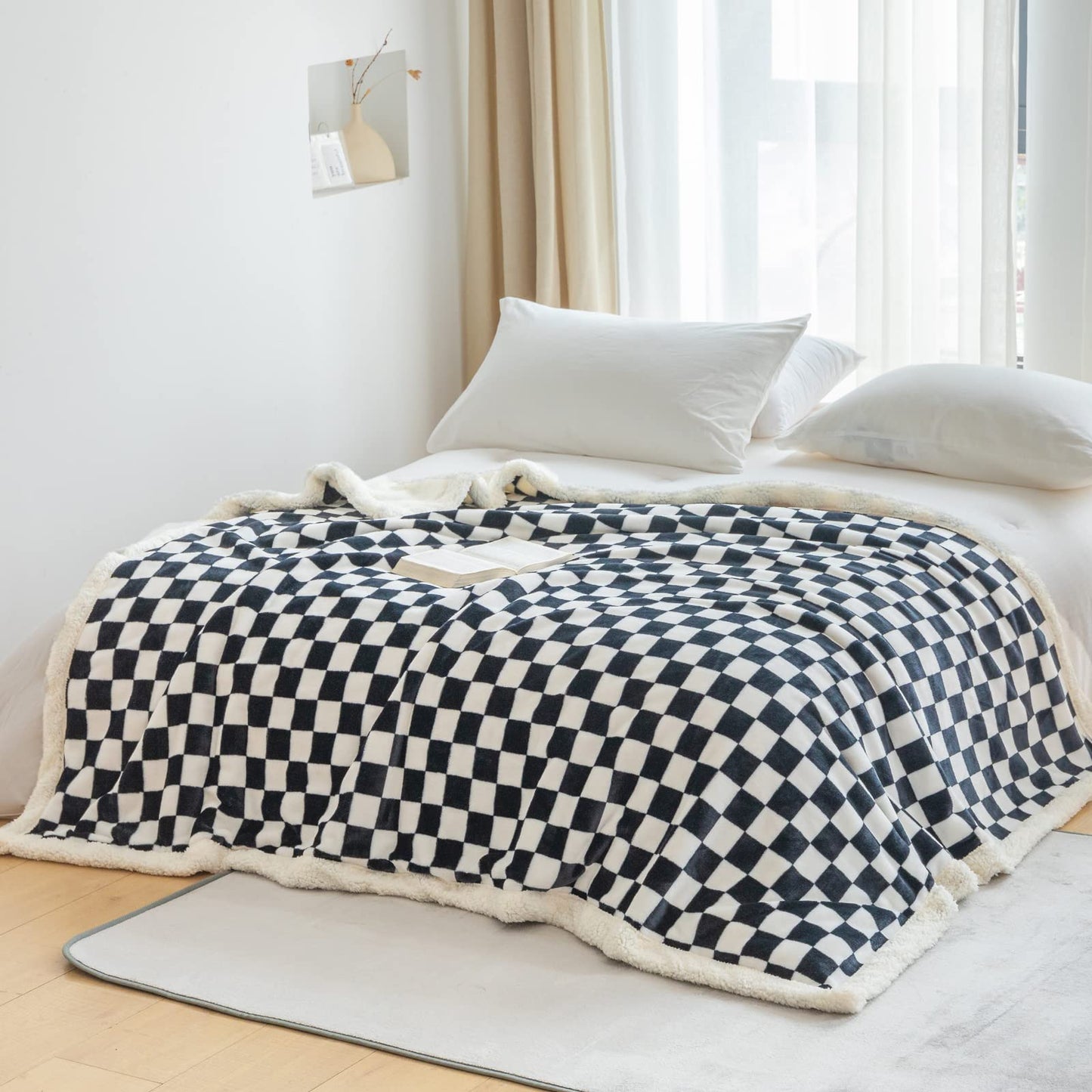 LOMAO Sherpa Throw Blanket Fleece Blanket with Checkered Pattern Soft Thick Blanket for Couch, Bed, Sofa Luxurious Warm and Cozy for All Seasons (Black, 51"x63")