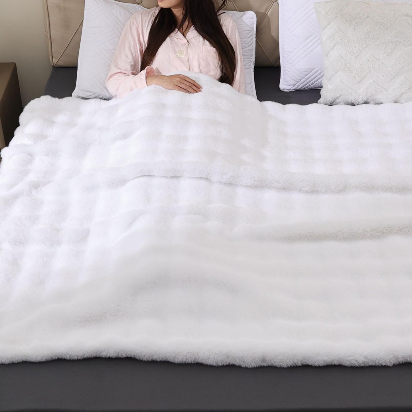 Cuddleux Cozy Fluffy Plush Faux Fur Blanket White 50x60 Inch Super Soft Fuzzy Thick Throw Blanket for Sofa Couch Bed