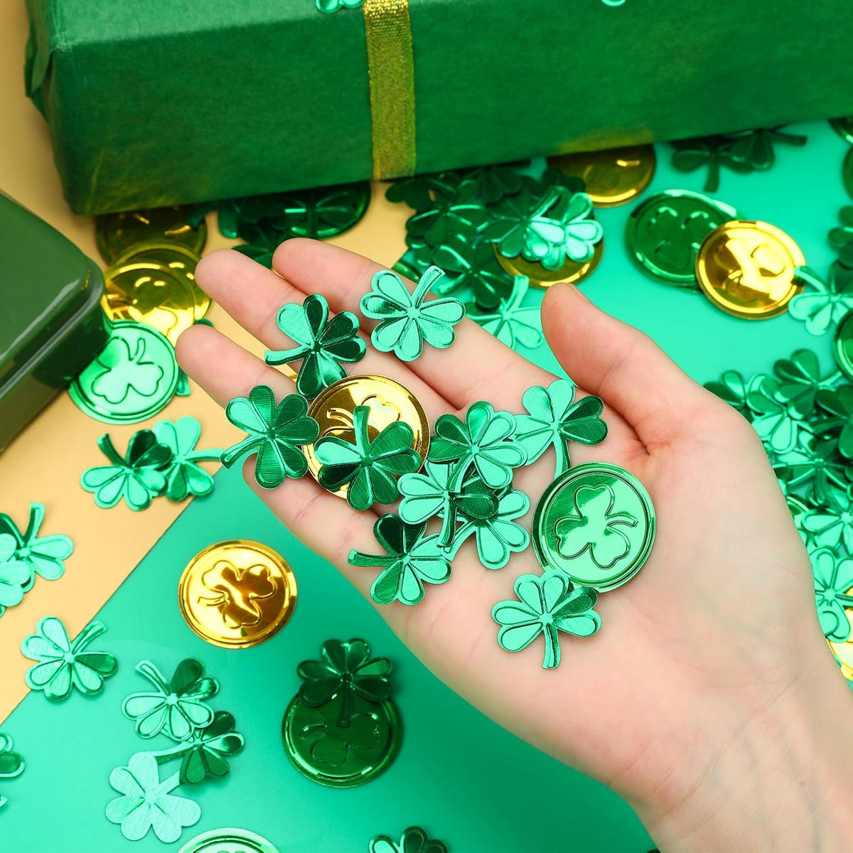 MARFOREVER St. Patrick's Day Shamrock Confetti, Green Gold Shamrock Metallic Foil Glitter Confetti Clover Scatters Table Centerpiece Decorations for St Patrick's Day Party Irish Birthday Supply Favors