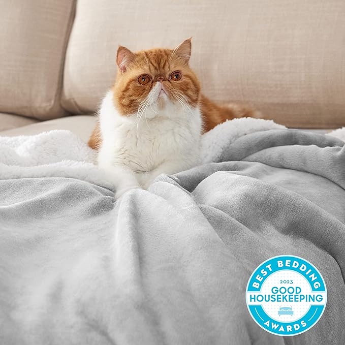Bedsure Sherpa Fleece Blankets King Size for Bed - Thick and Warm, Soft Fuzzy Plush King Blanket for Winter, Light Grey, 108x90 Inches