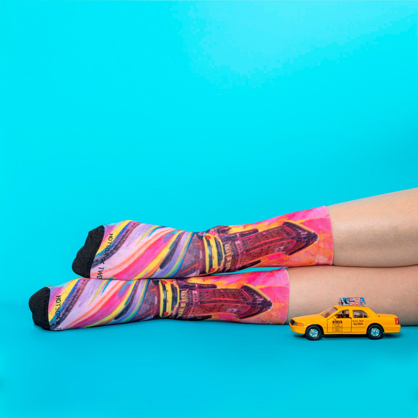 Hot Sox Women's Travel Write Draw Flatiron Crew Sock 1 Pair Pack, Pink, Women's Shoe Size 4-10