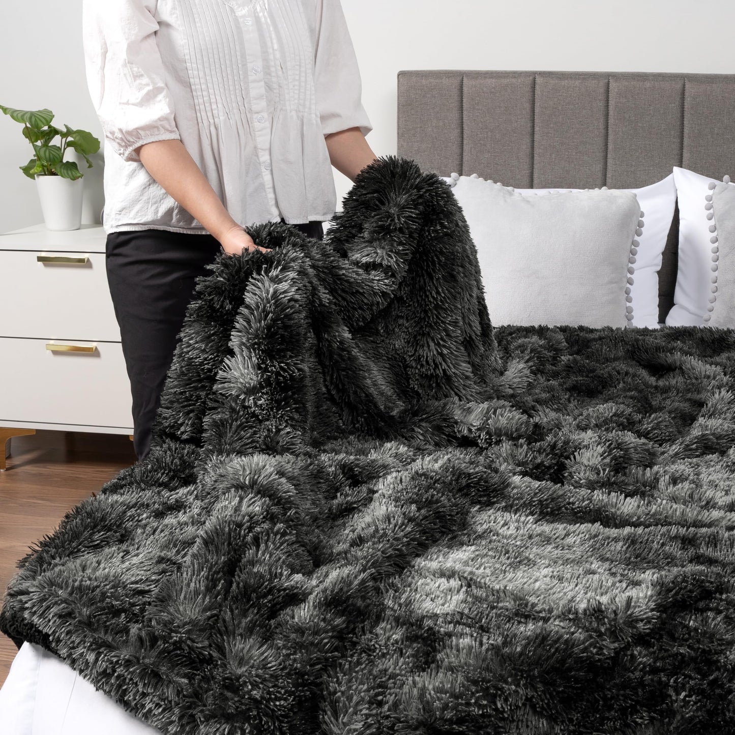 Pavilia Black Fluffy Bed Blanket, Queen Size, Fuzzy Plush Warm Large Blanket for Couch Sofa, Super Soft Thick Faux Fur Sherpa, Tie-Dye, 90x90