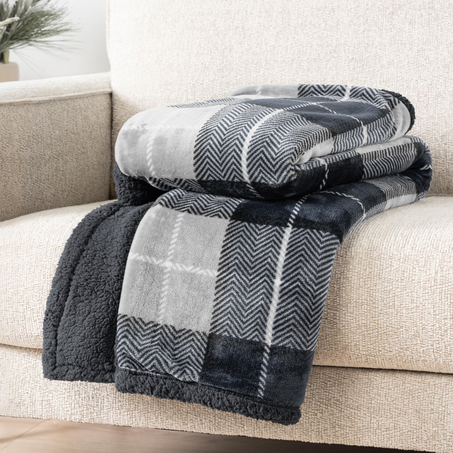 PAVILIA Charcoal Dark Grey Sherpa Throw Blanket for Couch, Plush Flannel Fleece, Soft Fuzzy Cabin for Sofa Bed, Warm Cozy Winter Gift, 50x60