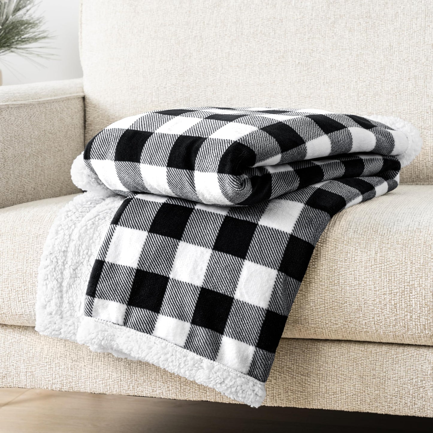 PAVILIA Black and White Buffalo Plaid Sherpa Throw Blanket for Couch, Plush Checkered Fleece Blanket and Throws, Soft Fuzzy Flannel Blanket for Sofa Bed, Warm Cozy Winter Blanket Gift, 50x60