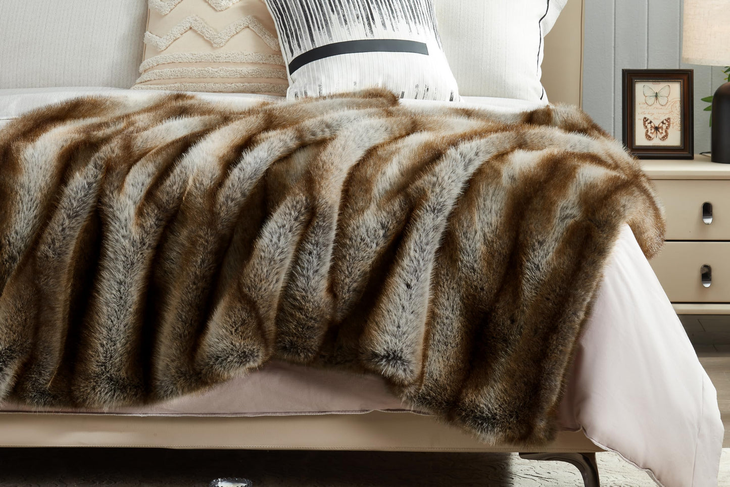 JONIYEAR High-end Long Pile Fluffy Faux Bear Fur Throw Blanket 50" x 60",Luxury Soft Double Sided Cozy Accent Wolf Fuzzy Blanket for Couch Sofa,Warm Animal Skin Furry Blankets for Winter,Reddish Brown